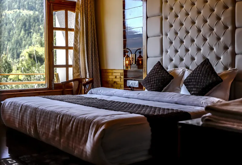 Premium Valley View: quilted throw and cushions