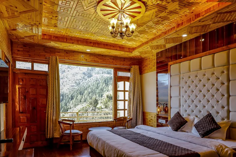 Premium Valley View: carved ceiling, chandelier, picture window